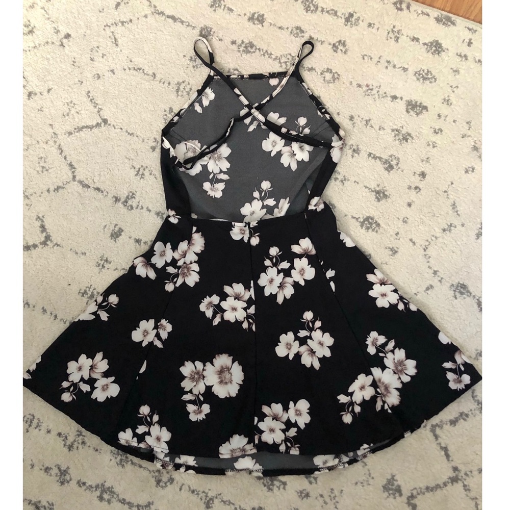 Brandy Melville Kirsten Dress - Picture 2 of 6